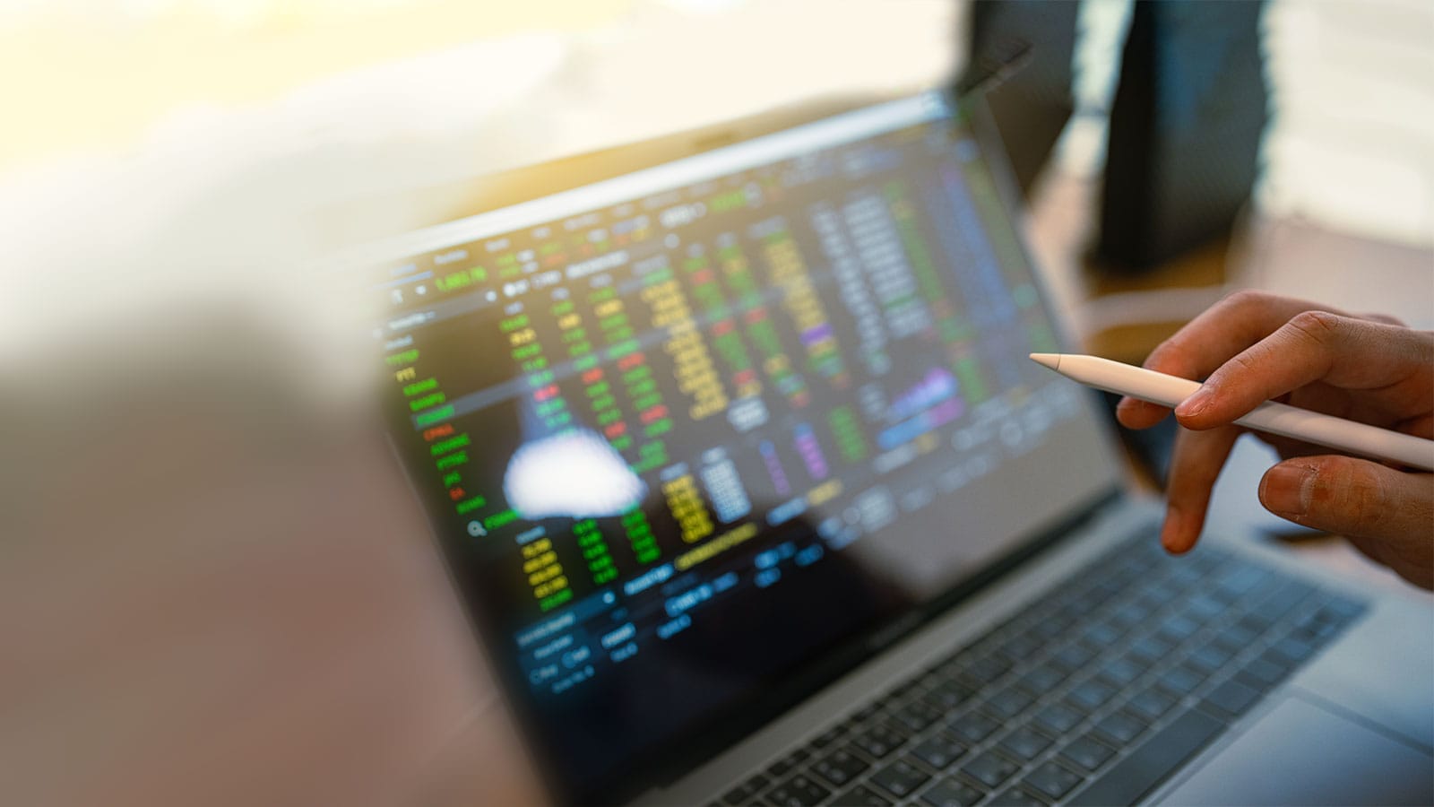 Stift zeigt auf Laptop